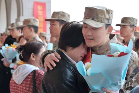 戎裝加身踏征程，中山歡送數(shù)百名新兵赴軍營(yíng)